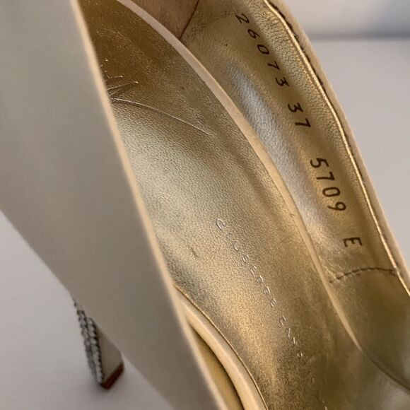 Giuseppe Zanotti Ivory Satin Wedding Peep Toe Crystal Heels Sz EU 37 US 7 Bridal - Picture 9 of 12